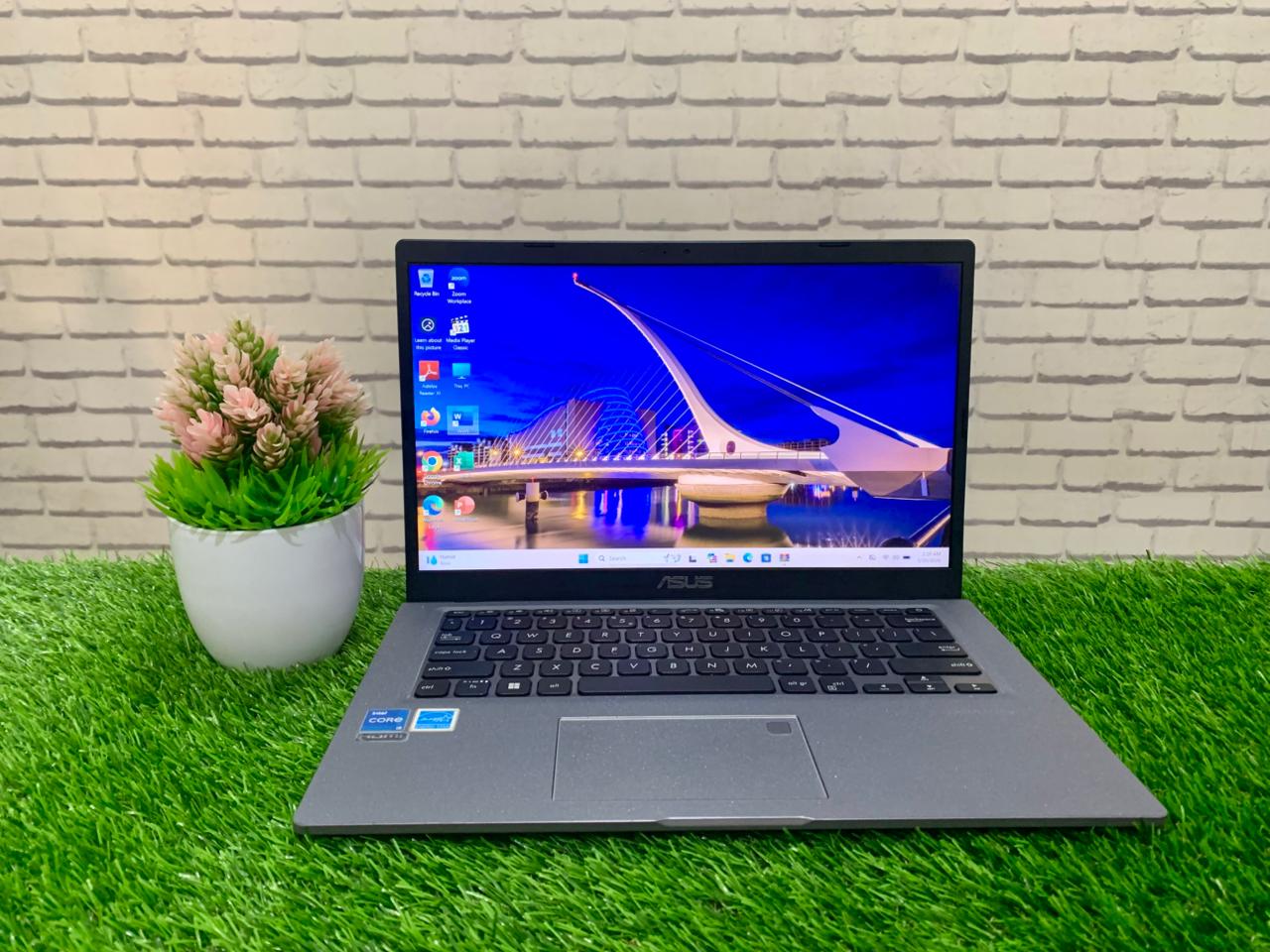 ASUS VIVOBOOK P1412CEA Intel Core i5 - 1135G7/ RAM 8GB/ SSD 512GB/ Intel Iris Xe Graphics/ 14" FHD/ Murah