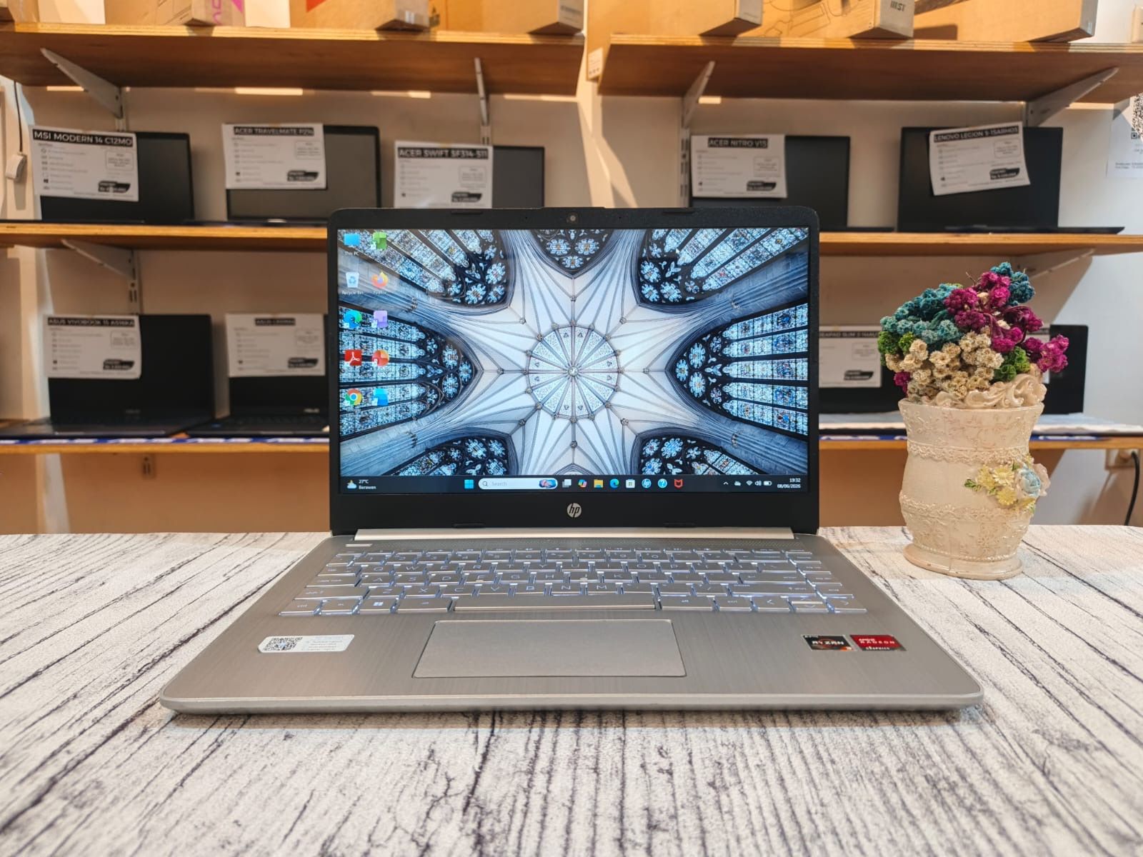 HP 14s - FQ0576AU AMD Ryzen 3 3250U (Ram 8GB / SSD 512GB NVMe) Radeon Graphics/ KeyBacklit