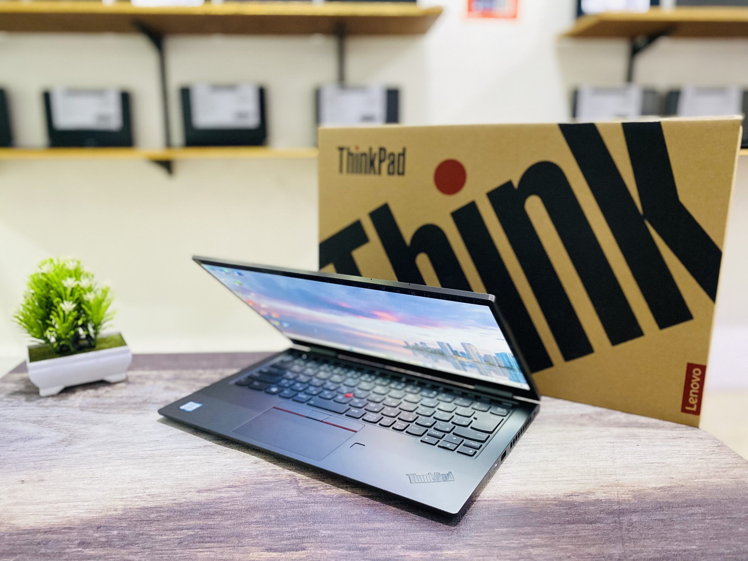 LAPTOP LENOVO THINKPAD X1 YOGA | INTEL CORE I5-8265U ( RAM 8GB / SSD 256GB NVME ) TOUCHSCREEN 360° - Gambar 4