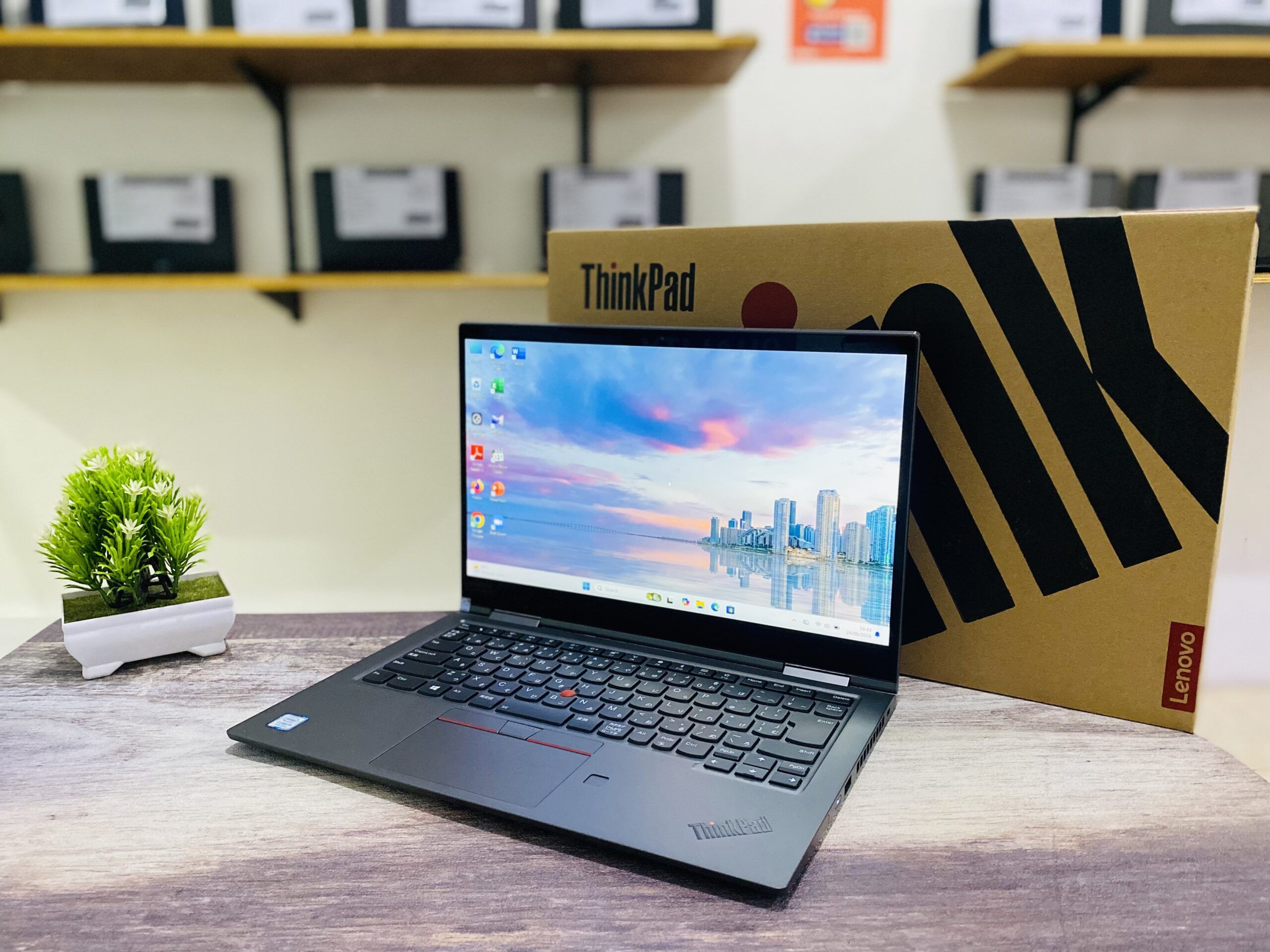 LAPTOP LENOVO THINKPAD X1 YOGA | INTEL CORE I5-8265U ( RAM 8GB / SSD 256GB NVME ) TOUCHSCREEN 360° - Gambar 7