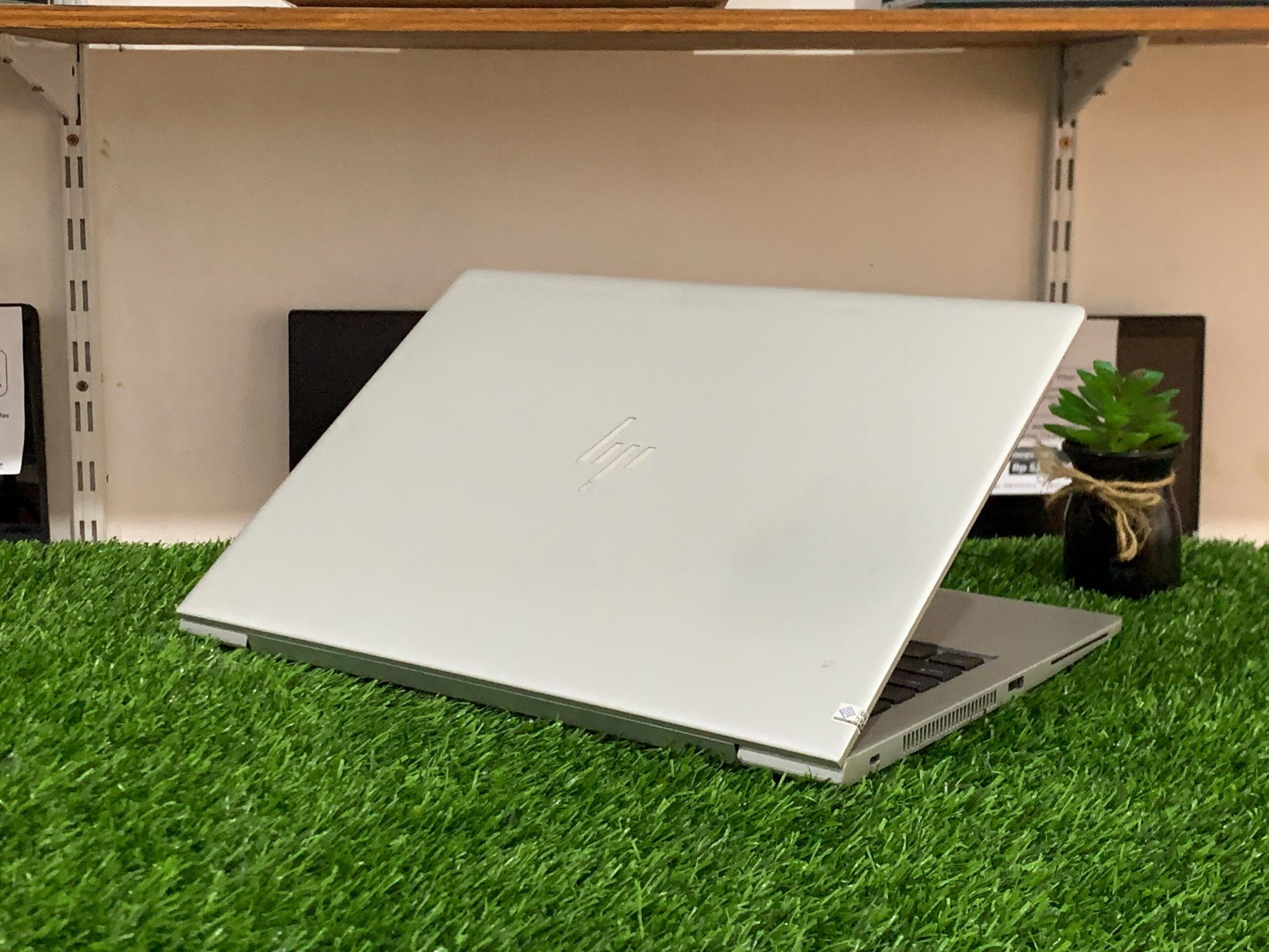 HP ELITEBOOK 745 G6 AMD Ryzen 5pro 3500U (RAM 8GB/SSD 256GB NVMe) RADEON VEGA 8 (2GB) / 14" FHD - Gambar 4