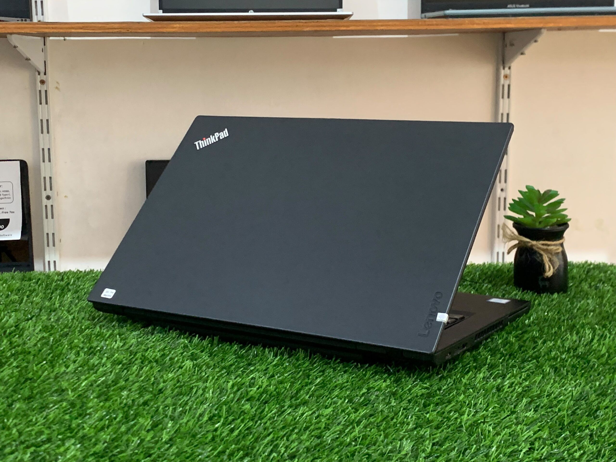 LENOVO THINKPAD T480 Intel Core i7-8650U (RAM 8GB/SSD 256GB NVMe) NVIDIA MX150 (2GB) / 14" FHD - Gambar 4