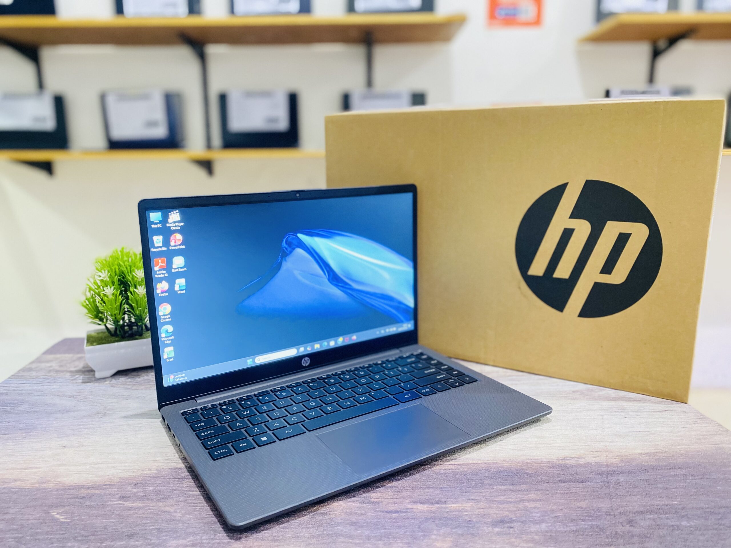 LAPTOP HP 245 G10 | AMD RYZEN 3 7320U ( RAM 8GB / SSD 256GB NVME ) - Gambar 2