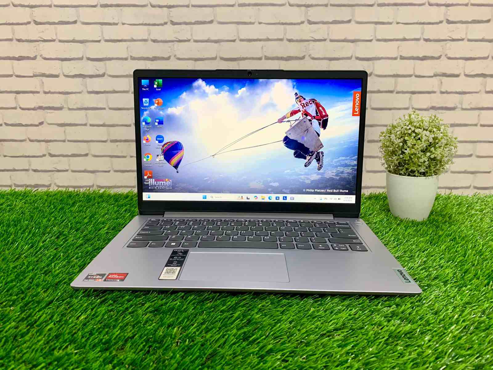 Lenovo Ideapad 1 14AMN7 AMD Ryzen 3 7320U / Ram 8GB / SSD 256GB / 14" FHD / Garansi Aktif