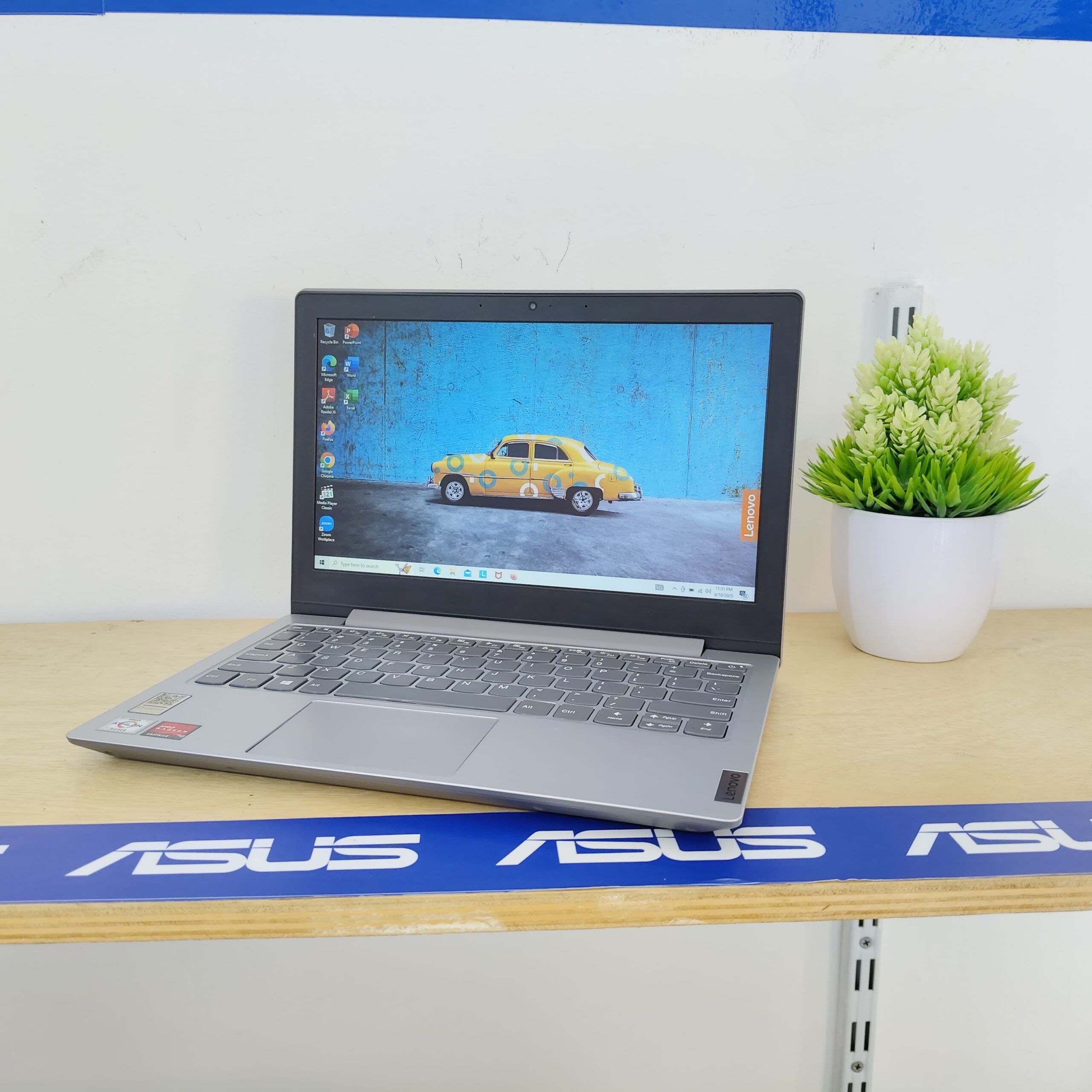 Lenovo Ideapad Slim 1 11ADA05 AMD Athlon Silver 3050e 4GB / SSD 256GB / 11,6" / Radeon Vega 3 Murah