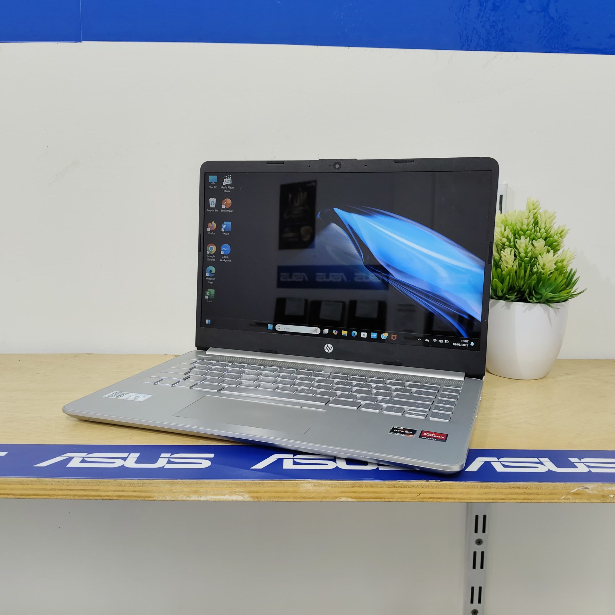 HP 14s-FQ1135AU AMD Ryzen 5 5500U 8GB / SSD 512GB / 14" FHD / Backlit Key