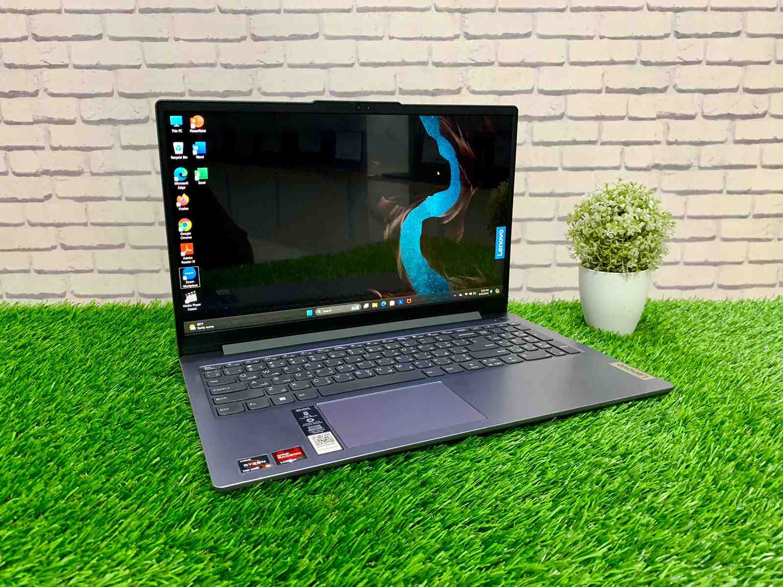 Lenovo Ideapad Slim 3 14AMN8 AMD Ryzen 5 7520U / Ram 8GB / SSD 512GB / 15" FHD / Radeon Graphic