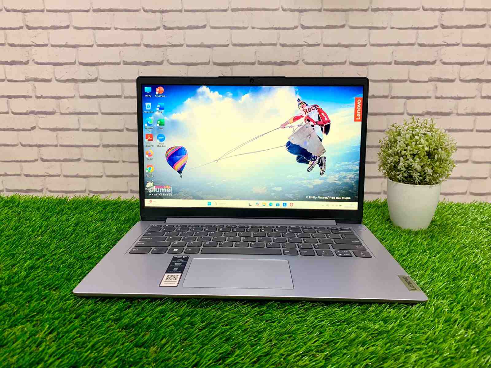 Lenovo Ideapad 1 14ADA7 AMD 3020e / Ram 8GB / SSD 256GB / Radeon Graphic